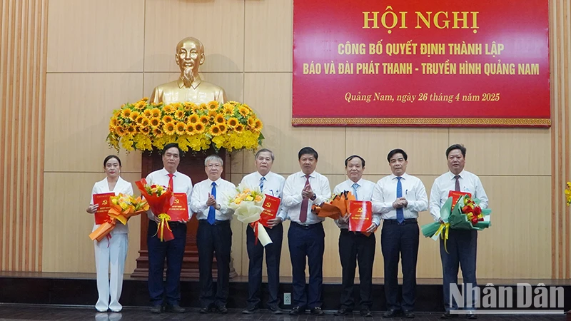 Lãnh đạo tỉnh Quảng Nam trao quyết định cho các đồng chí lãnh đạo Báo và Đài Phát thanh-Truyền hình Quảng Nam.