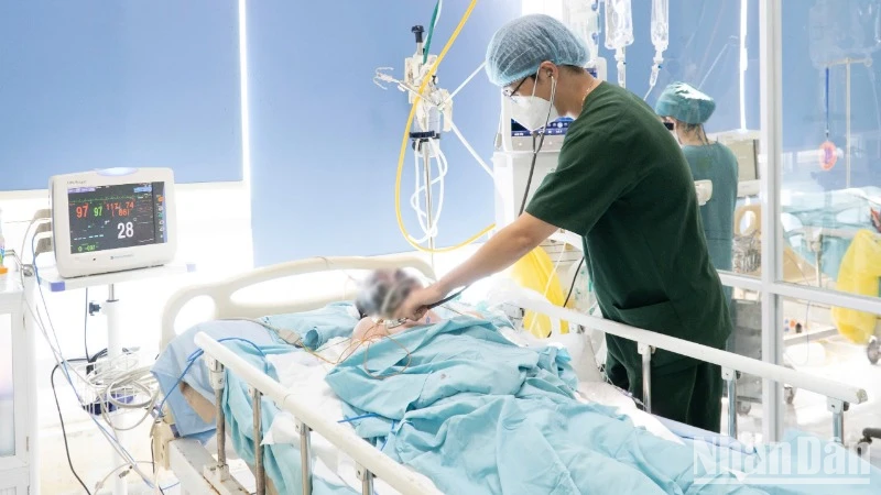 Công nhân bị bỏng trong vụ nổ đang được điều trị tại ICU, Khoa Hồi sức tích cực-chống độc, Bệnh viện Đa khoa Trung ương Quảng Nam.