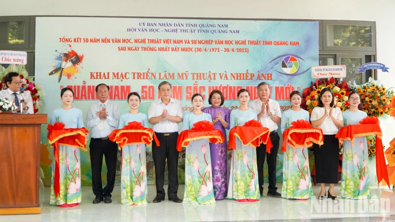 Các đại biểu cắt băng khai mạc Triển lãm mỹ thuật và nhiếp ảnh với chủ đề “Quảng Nam-50 năm sắc hương ngày mới”.