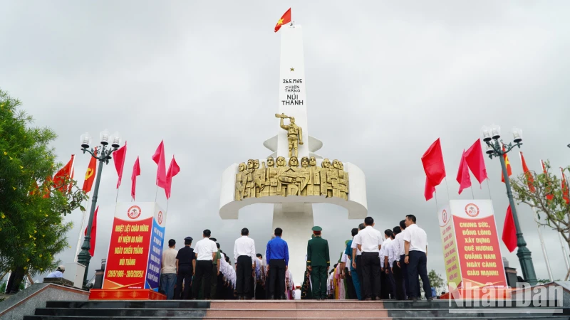 Lễ dâng hương tưởng niệm tại Tượng đài Chiến thắng Núi Thành (xã Tam Nghĩa, huyện Núi Thành, tỉnh Quảng Nam).