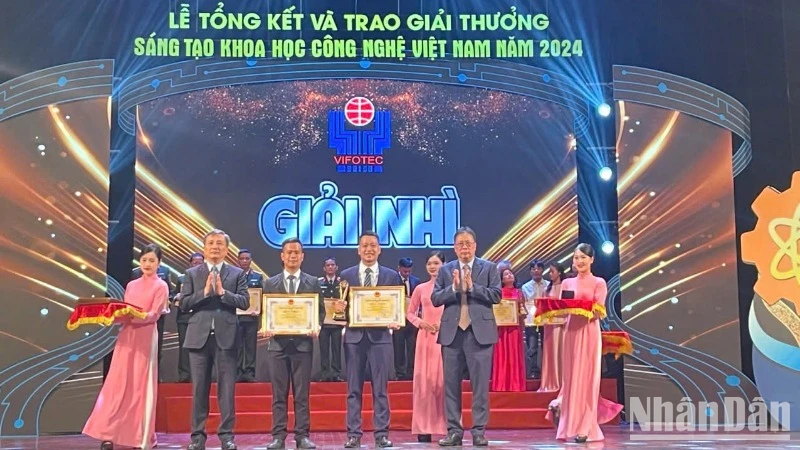 Nhóm tác giả Công ty Trách nhiệm hữu hạn Một thành viên Điện lực Đà Nẵng nhận giải Nhì từ Ban tổ chức.