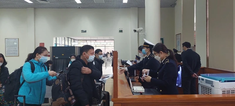 Cửa khẩu quốc tế Móng Cái, Quảng Ninh mở cửa thông quan xuất nhập cảnh trong sáng ngày 8/1/2023.