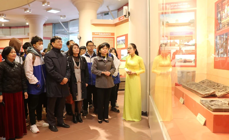 Các đại biểu tham quan trưng bày