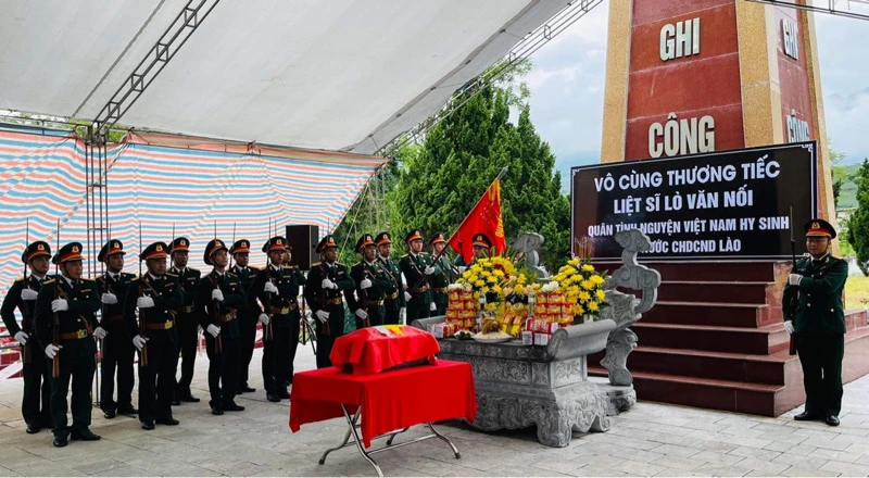 Lễ truy điệu và an táng hài cốt liệt sĩ Lò Văn Nối.