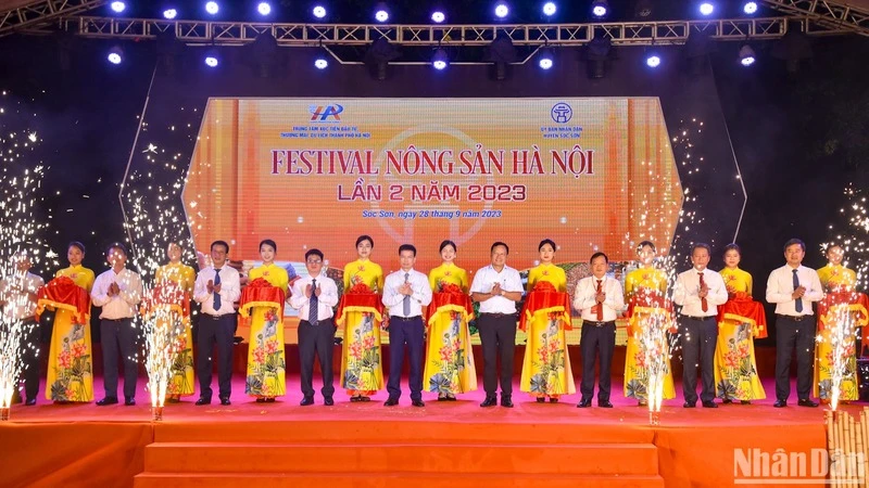 Các đại biểu cắt băng khai mạc Festival nông sản Hà Nội lần 2 năm 2023.