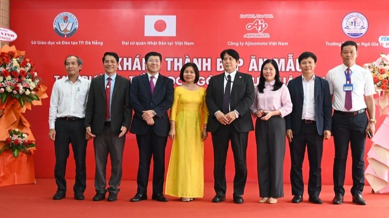 Các đại biểu tham gia lễ Khánh thành Bếp ăn mẫu tại Trường tiểu học Ngô Gia Tự thuộc Dự án Bữa ăn học đường.