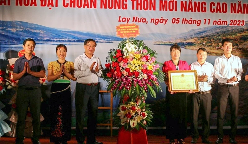 Ngày 5/11, cán bộ, nhân dân xã Lay Nưa đã tổ chức đón Bằng Công nhận xã đạt chuẩn nông thôn mới nâng cao. 