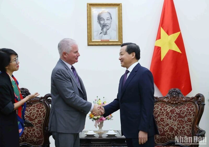 Phó Thủ tướng Lê Minh Khái tiếp ông Charles R. Kaye, Giám đốc điều hành Công ty Warburg Pincus, Hoa Kỳ. (Ảnh: VGP)