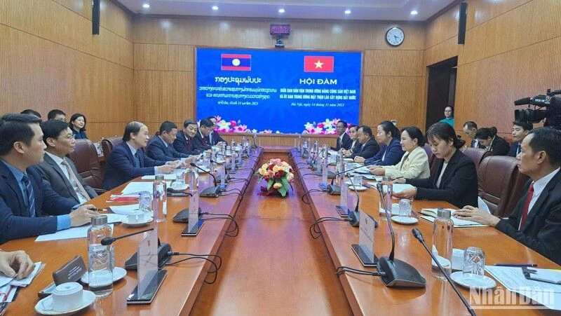 Quang cảnh cuộc hội đàm giữa lãnh đạo Ban Dân vận Trung ương với đoàn công tác Lào.