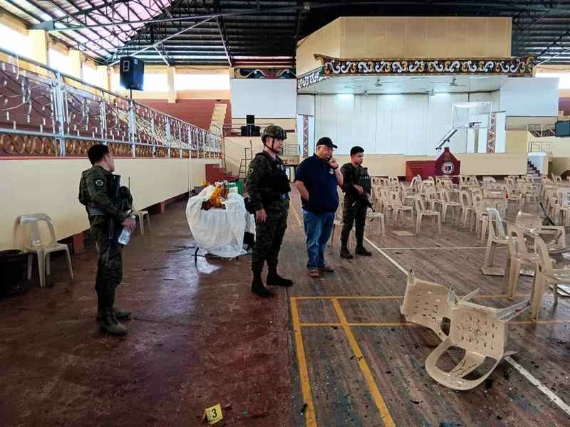 Cảnh sát điều tra tại hiện trường vụ nổ ở thành phố Marawi, tỉnh Lanao del Sur, Philippines. (Ảnh: THX/TTXVN)