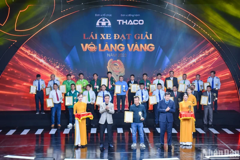 Trao giải "Vô lăng vàng" cho những tập thể, cá nhân đoạt giải.