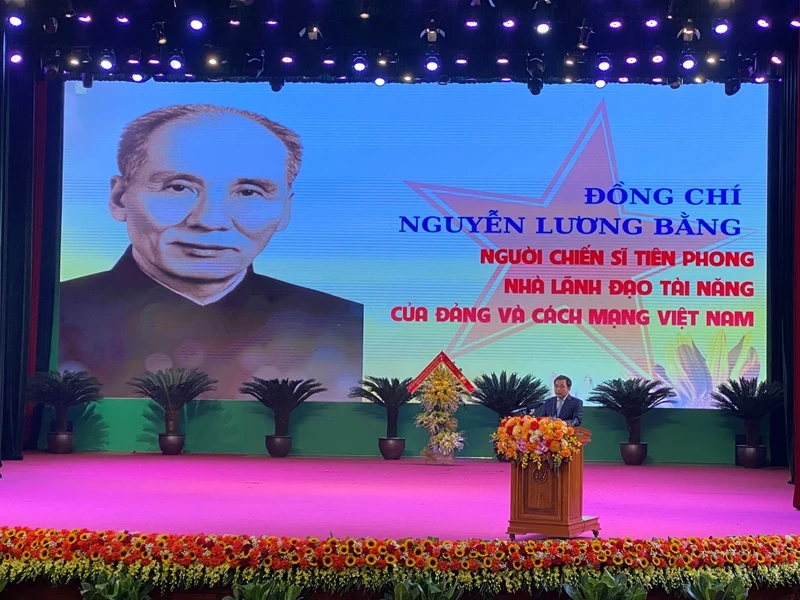 Đồng chí Trần Đức Thắng, Ủy viên Trung ương Đảng, Bí thư Tỉnh ủy Hải Dương đọc diễn văn kỷ niệm. (Ảnh: dangcongsan.vn)