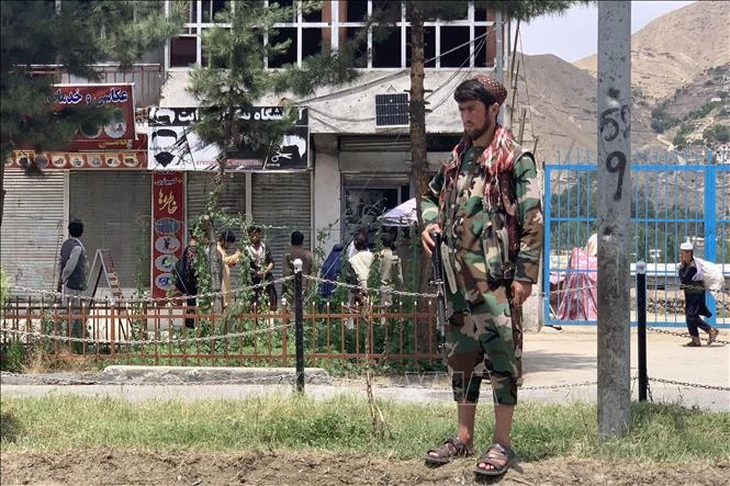 Một thành viên Taliban gác gần hiện trường vụ đánh bom ở tỉnh Badakhshan, miền Bắc Afghanistan. Ảnh minh họa: AFP/TTXVN
