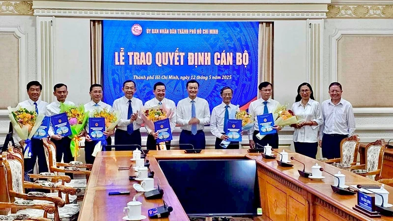 Lãnh đạo Ủy ban nhân dân Thành phố Hồ Chí Minh trao các quyết định bổ nhiệm nhân sự ban giám đốc Sở Nông nghiệp và Môi trường.