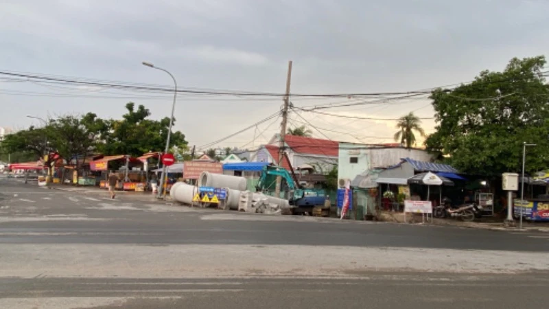 Công trường thi công lắp đặt cống thoát nước chống ngập tại Thành phố Thủ Đức.