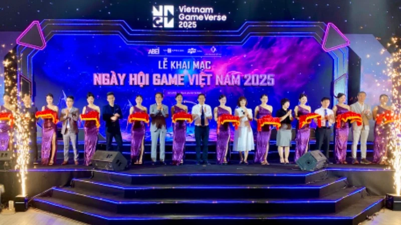 Các đại biểu cắt băng khai mạc Ngày hội Game Việt Nam 2025.