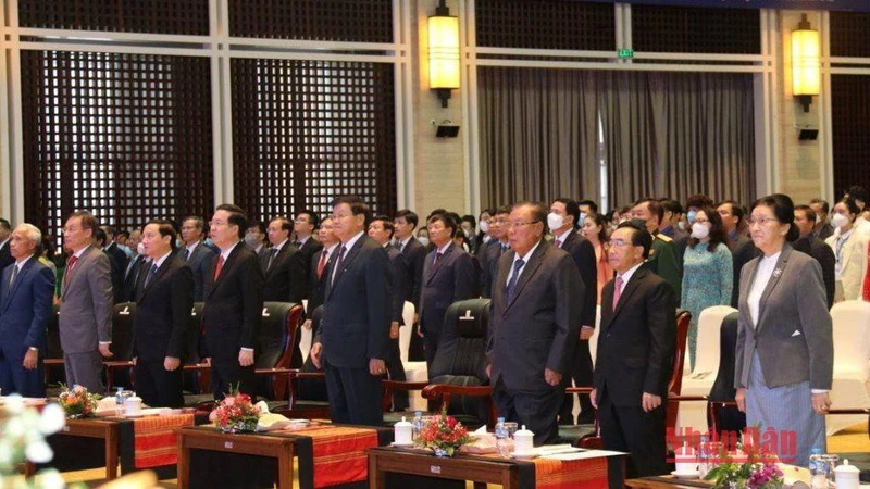 Các đại biểu tham dự Lễ kỷ niệm nghiêm trang trong nghi thức chào cờ. (Ảnh: Xuân Sơn)