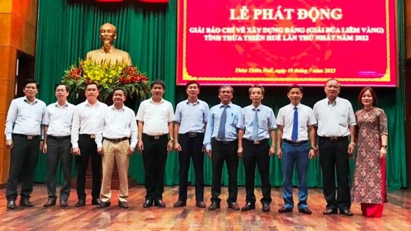 Các thành viên Ban Tổ chức Giải Báo chí về xây dựng Đảng tỉnh chụp ảnh lưu niệm với các sở, ban liên quan.