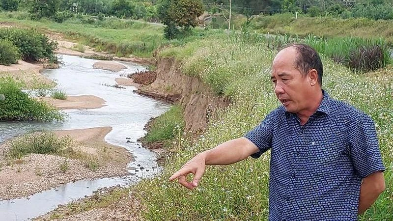 Nhiều đoạn sông Cô (một nhánh sông hợp vào sông Kỳ Lộ) đang tiếp tục ăn sâu vào bờ, bồi lấp đất sản xuất của người dân.