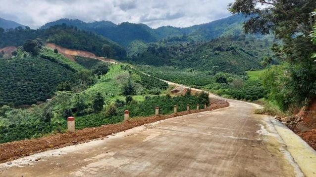 Hỗ trợ đầu tư trọng tâm, trọng điểm và duy tu, bảo dưỡng một số công trình giao thông liên xã trên địa bàn huyện nghèo.