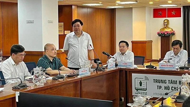 Tác giả kịch bản Nguyễn Thế Kỷ trả lời câu hỏi của phóng viên tại buổi họp báo.