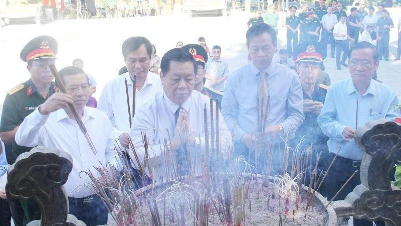 Bí thư Trung ương Đảng, Trưởng Ban Tuyên giáo Trung ương Nguyễn Trọng Nghĩa và lãnh đạo tỉnh dâng hương tại Nghĩa trang liệt sĩ quốc gia Trường Sơn.
