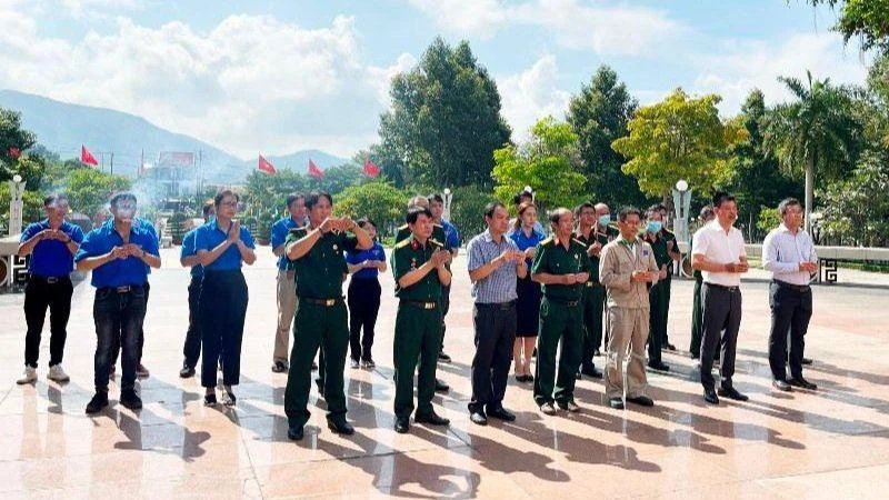 Tập thể Ban lãnh đạo, Hội CCB, Đoàn thanh niên PVFCCo dâng hương tại Đài tưởng niệm liệt sĩ thị xã Phú Mỹ, tỉnh Bà Rịa-Vũng Tàu.