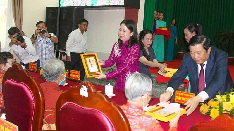 Phó Chủ tịch nước Võ Thị Ánh Xuân trao quà cho Mẹ Việt Nam Anh hùng tại buổi lễ, sáng 27/7. (Ảnh: BÁ DŨNG)