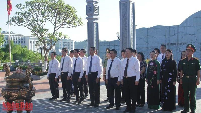 Lãnh đạo tỉnh Sơn La dâng hương tại Đền thờ Bác Hồ. 