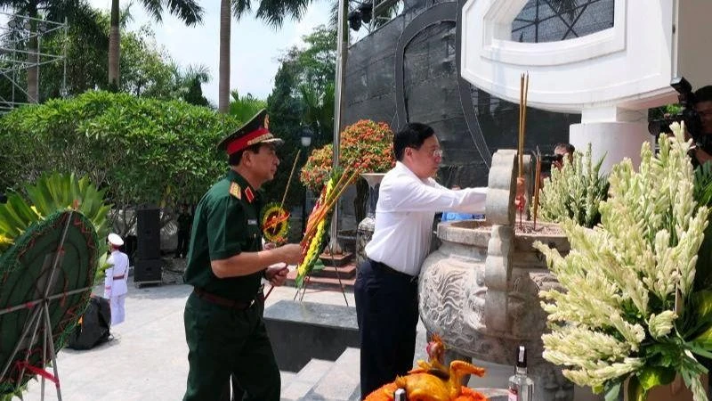 Đồng chí Phạm Bình Minh thắp hương tưởng nhớ các Anh hùng, liệt sĩ tại Nghĩa trang liệt sĩ Vị Xuyên.