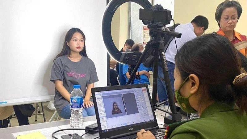 Công an phường Thành Công (quận Ba Đình, Hà Nội) làm thủ tục cấp căn cước công dân gắn chip cho người dân, sáng 27/7.