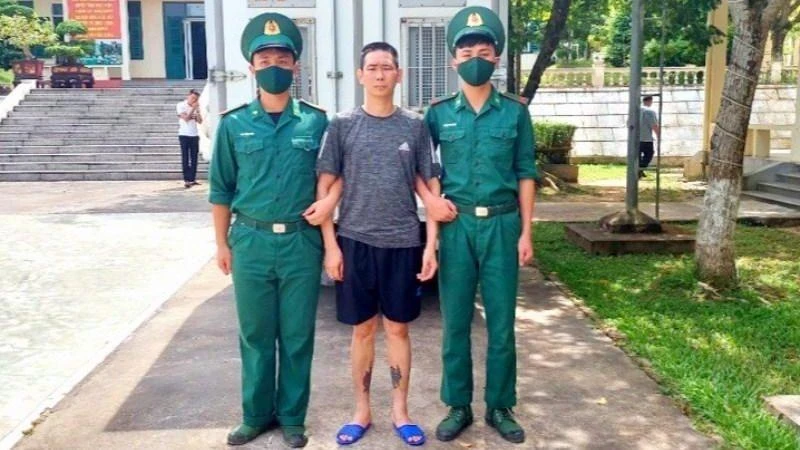 Đối tượng Trần Văn Hiệu (giữa).