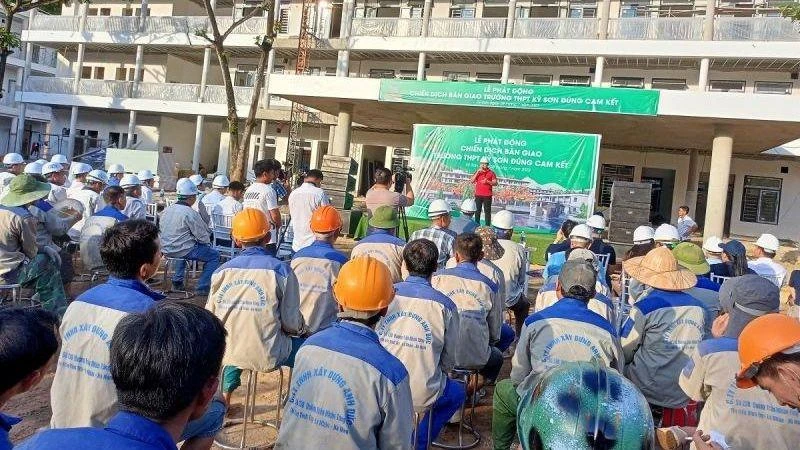 Tổng Giám đốc Tập đoàn Trung Nam Nguyễn Tâm Tiến phát động chiến dịch thi công 30 ngày đêm, từ 29/7 đến 29/8 để sớm hoàn thành và bàn giao Trường THPT Kỳ Sơn vào sử dụng đúng như cam kết.