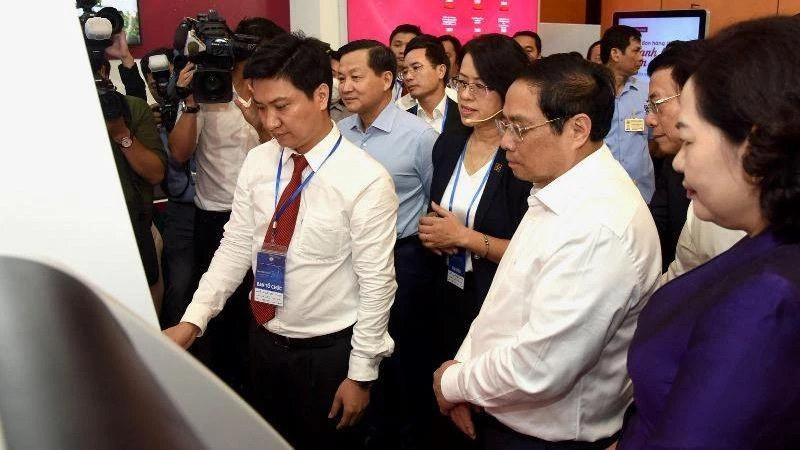 Thủ tướng Phạm Minh Chính, Phó Thủ tướng Lê Minh Khái tham quan gian trưng bày của Agribank.