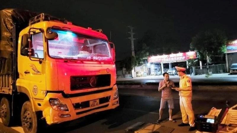 Cảnh sát giao thông tăng cường tuần tra, kiểm soát buổi tối (Ảnh: Công an Vĩnh Phúc cung cấp).
