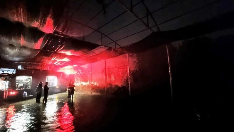 Vụ cháy nhà xưởng xảy ra lúc rạng sáng.