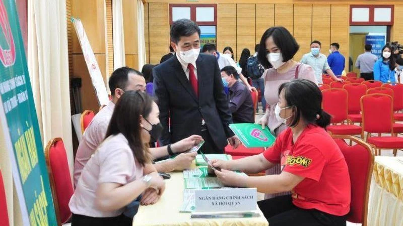 Một phiên giao dịch việc làm tại quận Hoàn Kiếm, TP Hà Nội.