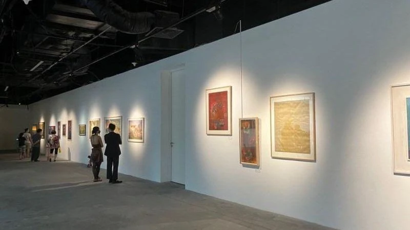 Khách tham quan Triển lãm “Sợi kết nối”. 