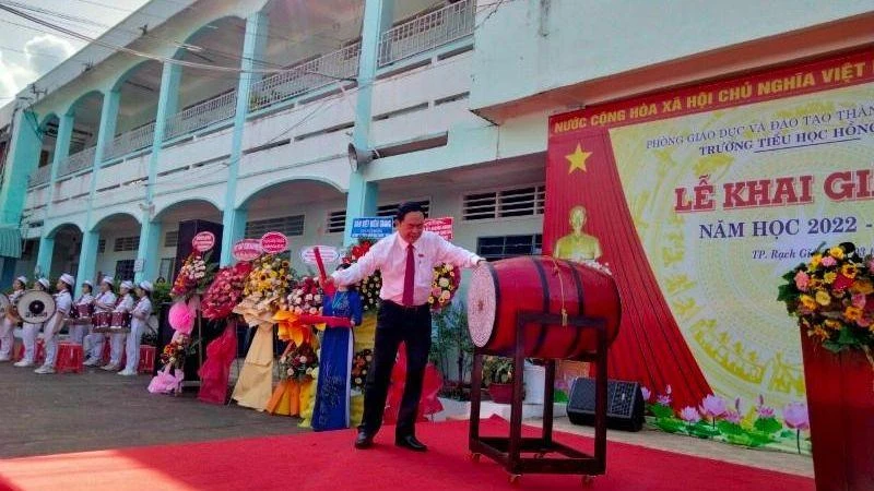 Đồng chí Trần Thanh Mẫn, Ủy viên Bộ Chính trị, Phó Chủ tịch Thường trực Quốc hội đến dự và đánh trống khai giảng năm học mới tại Trường Tiểu học Hồng Bàng, TP Rạch Giá (Kiên Giang), sáng 3/9.