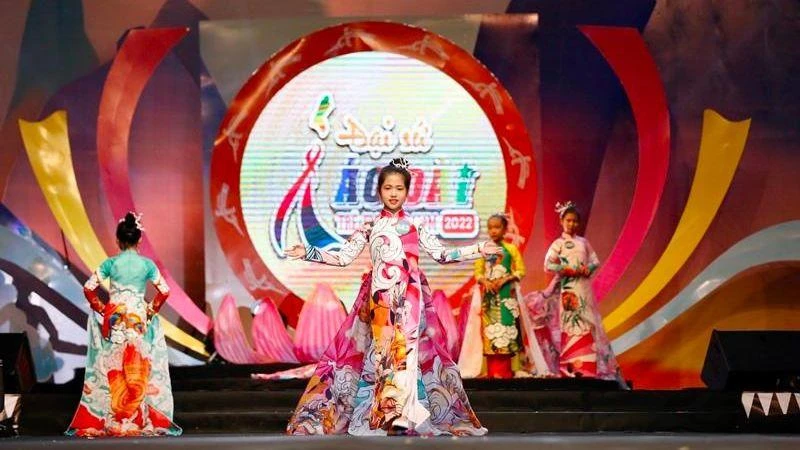 Phần trình diễn áo dài của các em nhỏ trong chương trình.