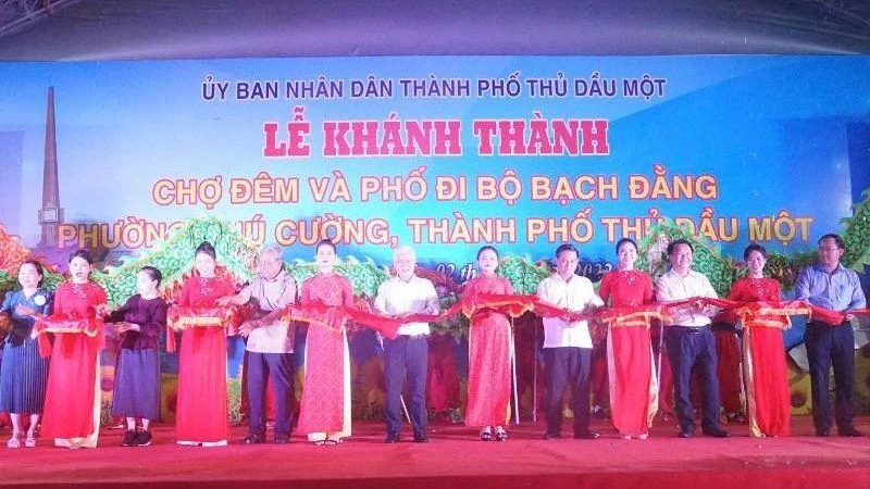 Các đại biểu thực hiện nghi thức khánh thành Chợ đêm và Phố đi bộ Bạch Đằng.