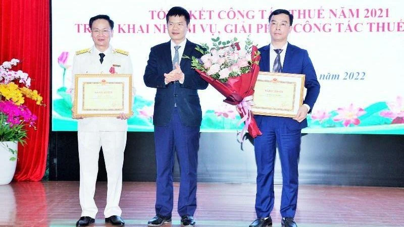 Cục Thuế tỉnh Vĩnh Phúc nhận bằng khen vì đạt thành tích xuất sắc trong thu thuế năm 2021.