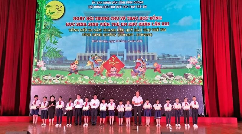 Đại diện Ban Tổ chức trao học bổng “Cùng em đến trường” cho học sinh có thành tích học tập loại khá, giỏi.