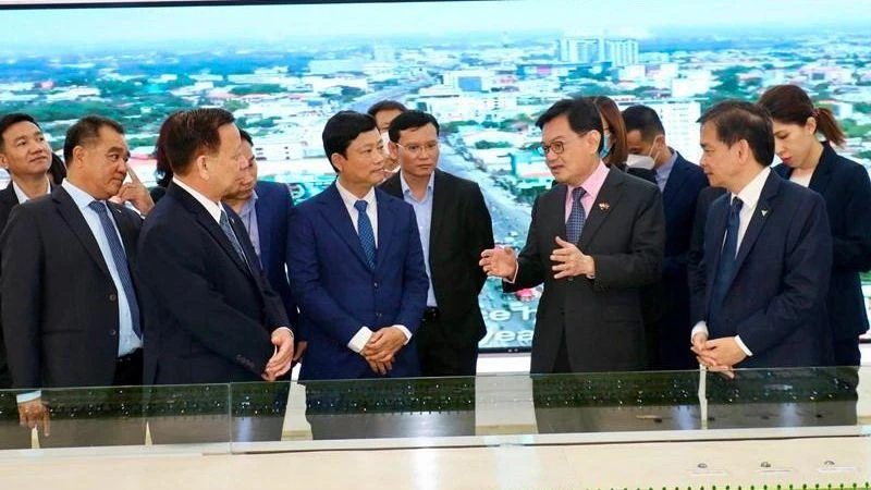Phó Thủ tướng, Bộ trưởng Điều phối Chính sách Kinh tế Singapore, ông Heng Swee Keat (hàng đầu, thứ hai từ phải sang) trao đổi cùng lãnh đạo tỉnh Bình Dương và lãnh đạo VSIP. 