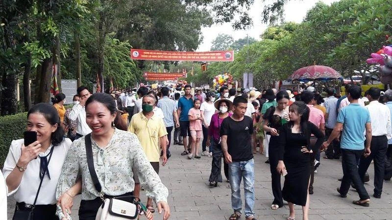 Khách thập phương trẩy hội Lam Kinh.