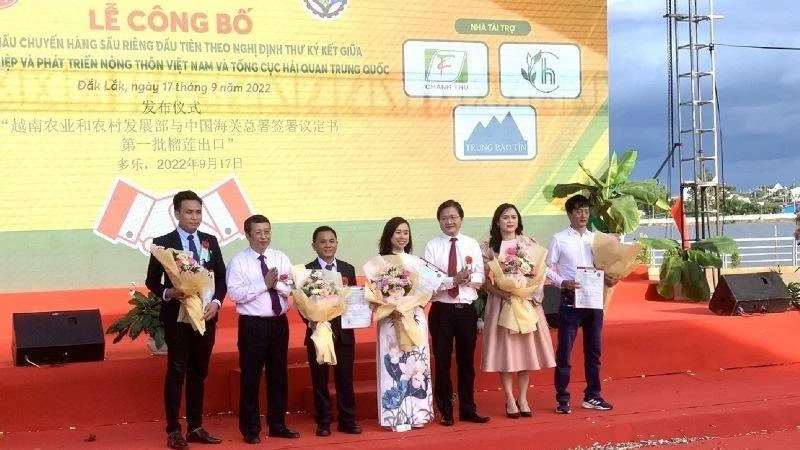 Lãnh đạo Cục Bảo vệ thực vật, Bộ Nông nghiệp và Phát triển nông thôn trao chứng thư kiểm dịch thực vật cho 5 doanh nghiệp xuất khẩu chuyến hàng sầu riêng đầu tiên xuất khẩu theo đường chính ngạch sang Trung Quốc.