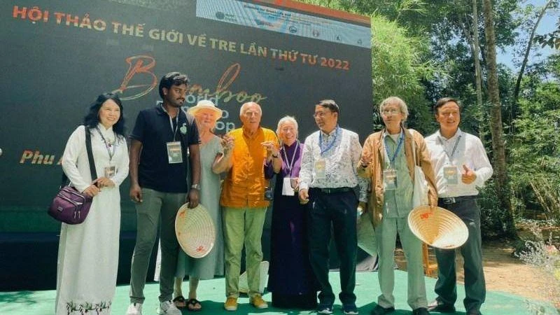 Các chuyên gia về tre trong và ngoài nước chụp ảnh lưu niệm tại hội thảo. 