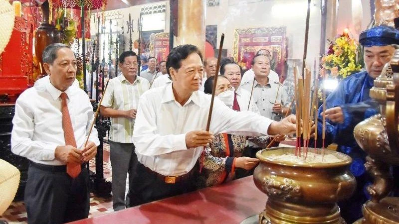 Đồng chí Nguyễn Tấn Dũng, nguyên Ủy viên Bộ Chính trị, nguyên Thủ tướng Chính phủ cùng lãnh đạo tỉnh Kiên Giang thắp hương tưởng niệm Anh hùng dân tộc Nguyễn Trung Trực, ngày 21/9. 