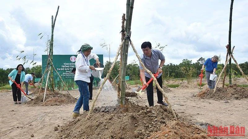 Bí thư Tỉnh ủy Đồng Tháp Lê Quốc Phong và Tiến sĩ Diệp Thị Mỹ Hạnh - Nhà sáng lập Làng tre Phú An trồng tre lưu niệm. (Ảnh: HỮU NGHĨA)