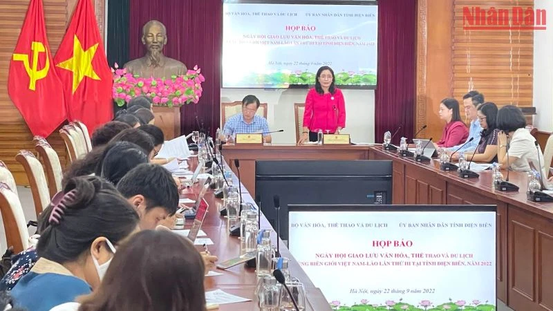Toàn cảnh cuộc họp báo. 